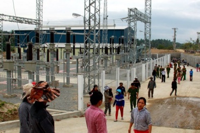 Dân bế con đến vây nhà máy thủy điện Ninh Thuận